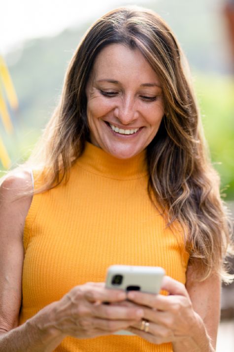 Mulher olhando um celular