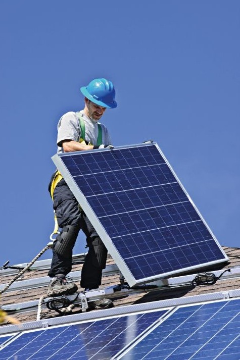Homem instalando placa solar